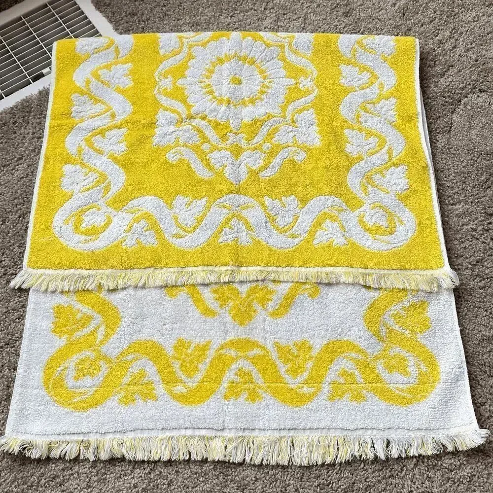 VTG St Mary’s Yellow White Medallion Terry Bath Towel Fringe 42x24 USA
